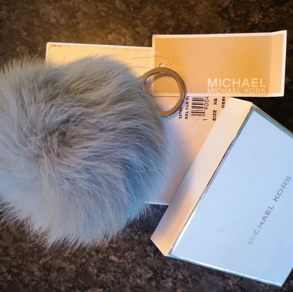 Key Charm Fur Pom Pom - Picture 6 of 11